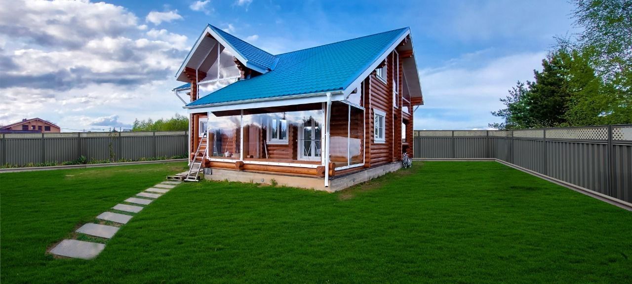 Мягкие окна на веранде загородного дома в посёлке имени Карла Либкнехта